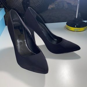 Black pointed toe heels!